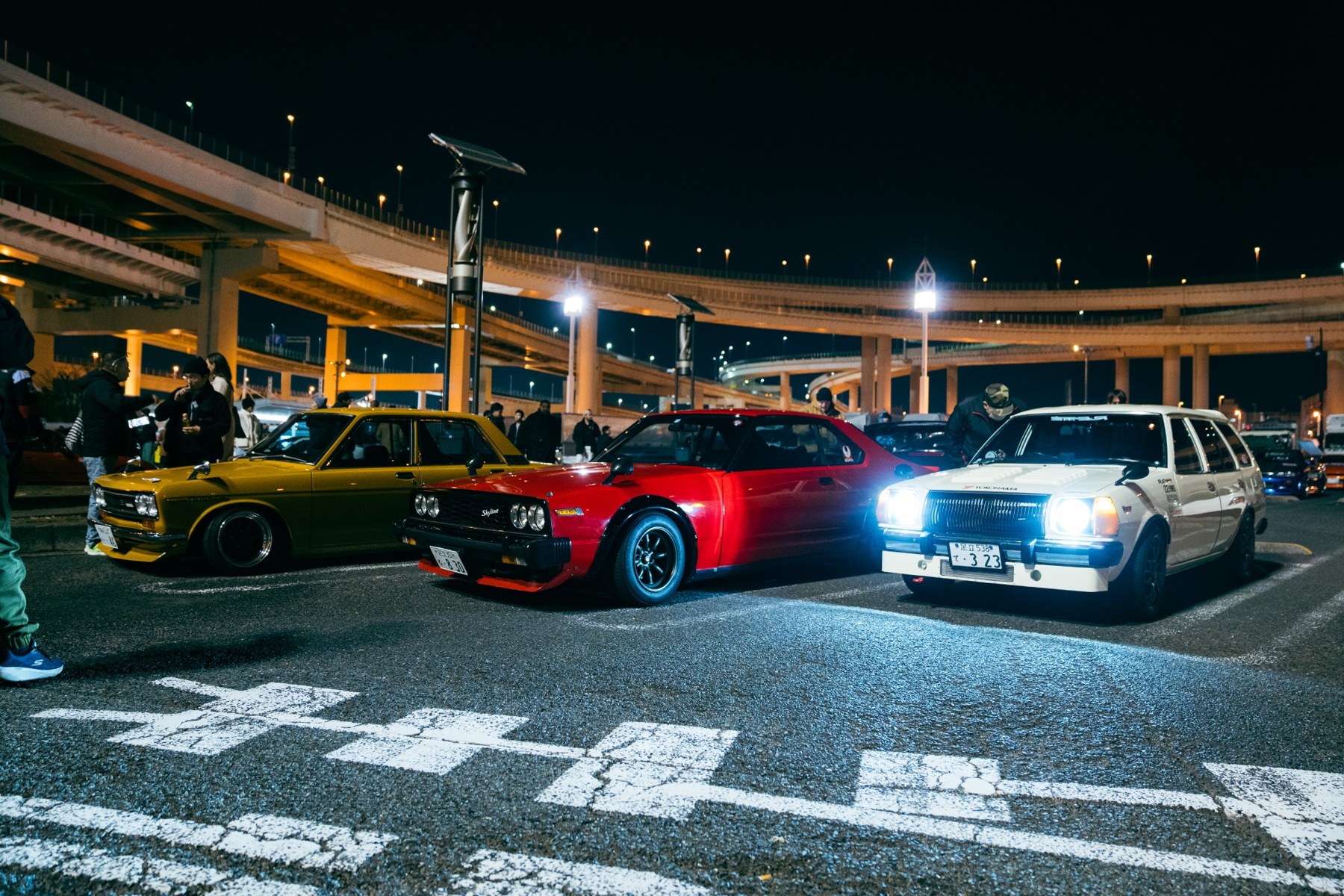 Japanische Sportwagen bei einem nächtlichen Treffen