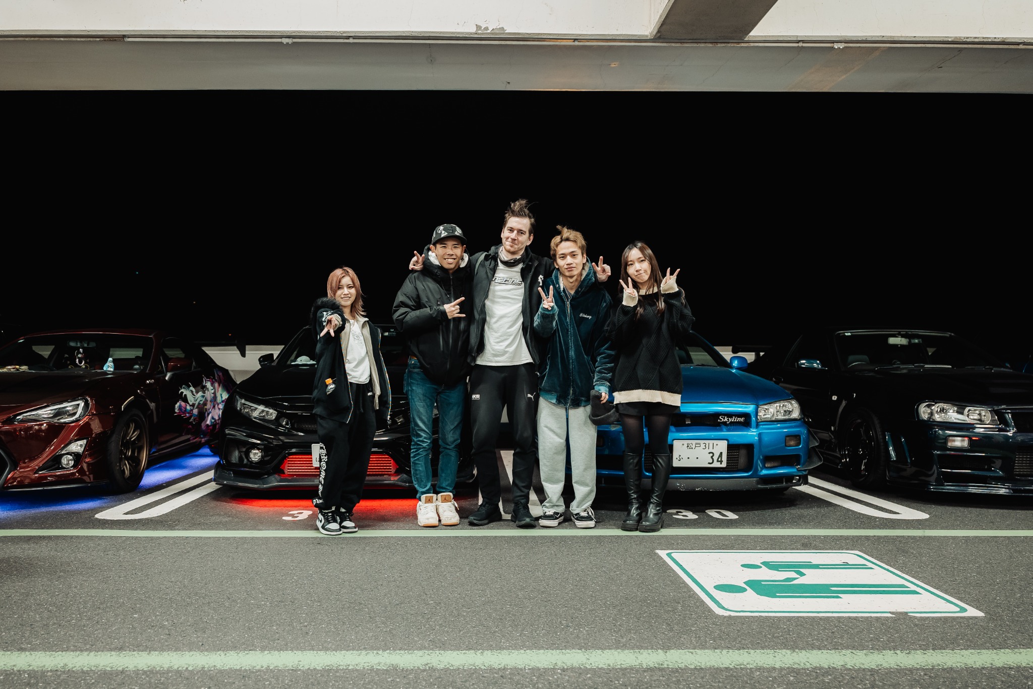 Die Windschatten.jp-Fahrercrew vor ihren japanischen Sportwagen